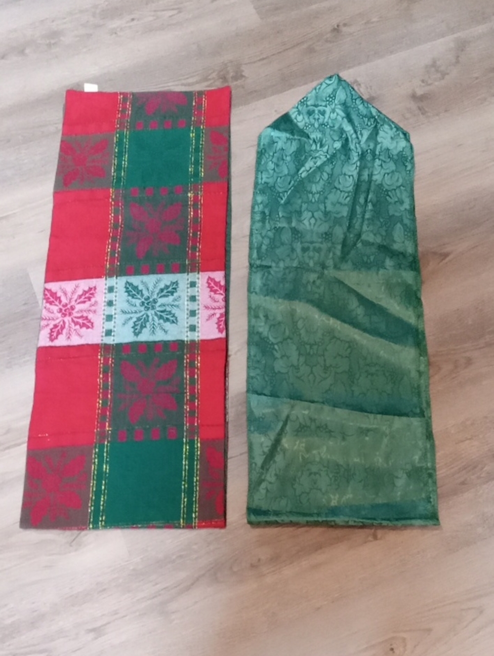Christmas Table Runner Set - Picture 2 of 7